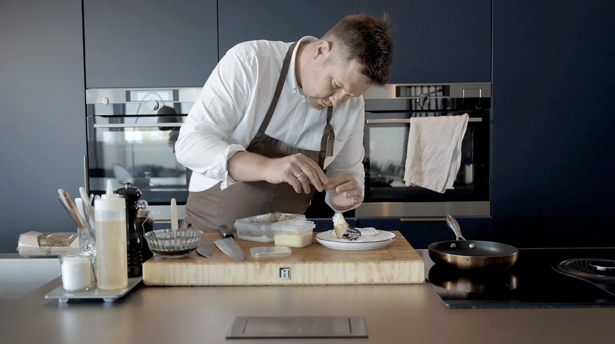 Christopher Davidsen kokkelerer på eget kjøkken i forbindelse med prosjekt for Krabbe.no